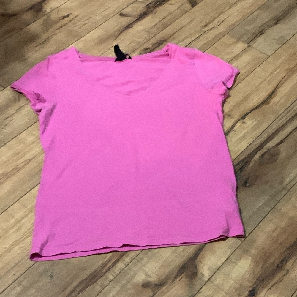 H & M Pink v neck t shirt LG♥️🥰♥️♥️♥️♥️🥰♥️♥️♥️♥️♥️🦩🦩🦩🦩🦩